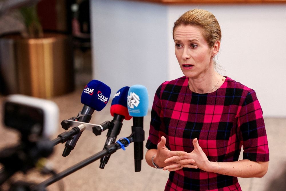 kvinde i spraglet tøj på talerstol