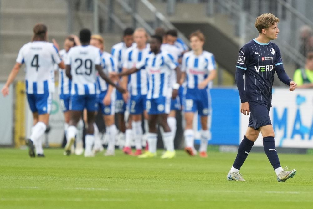 fodboldspillere jubler efter sejr