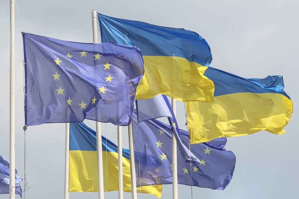 eu-flag sammen med det ukrainske