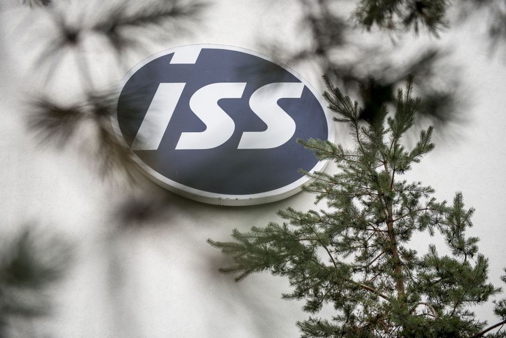 Et logo på en facade