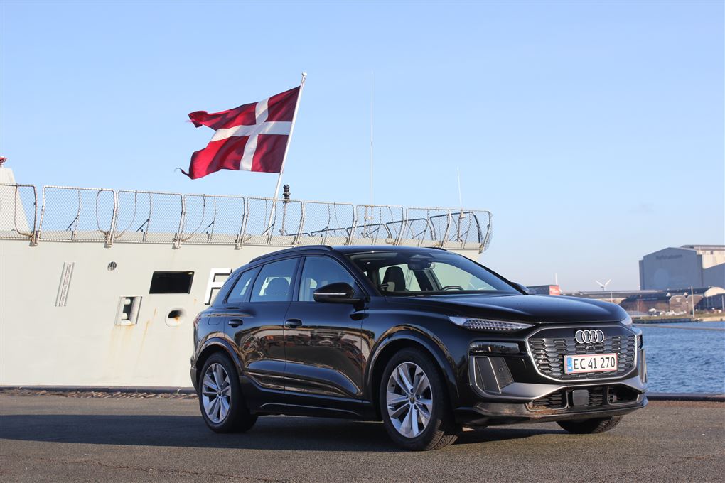 en Audi ved et krigsskib