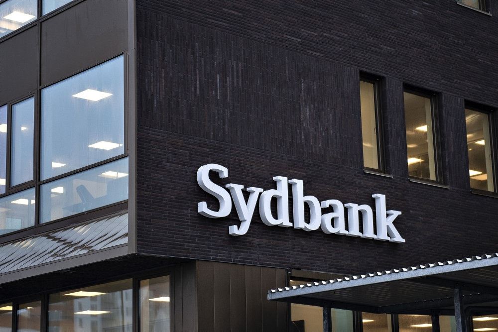 Billede af Sydbanks logo på en facade