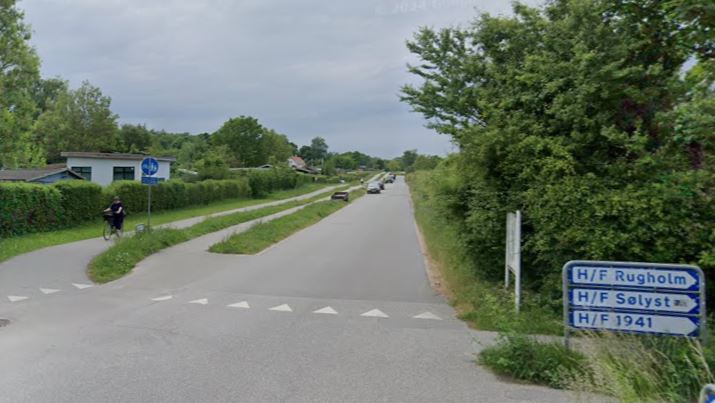 Et billede af to veje, der ender ud i hajtænder