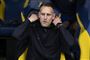 brøndby-træner sidder på bænk