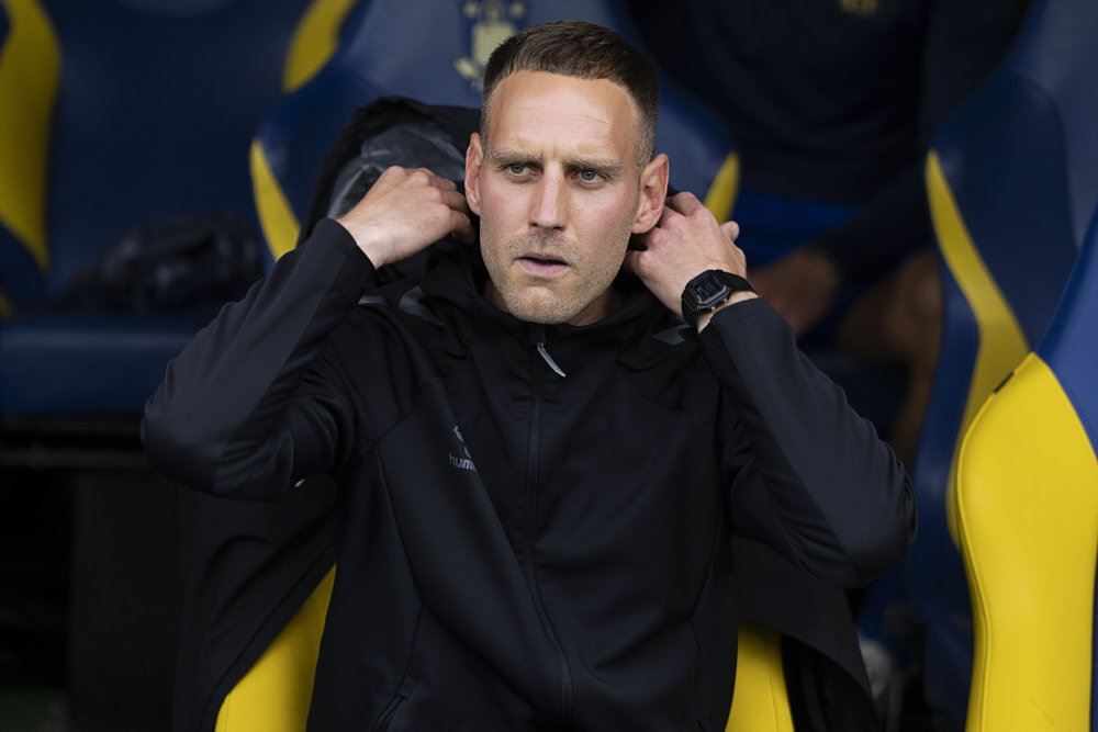 brøndby-træner sidder på bænk