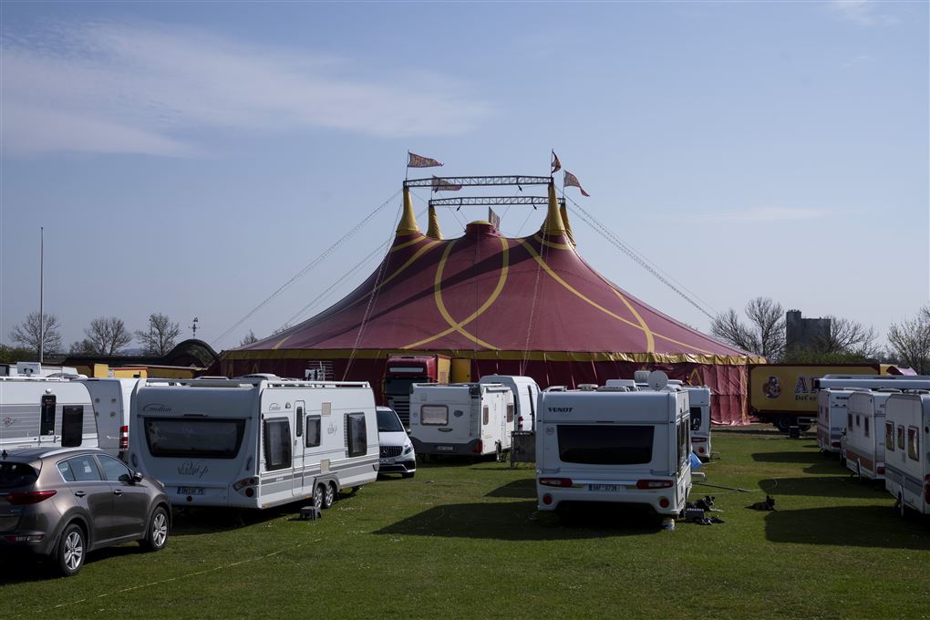 cirkustelt og masser af campingvogne