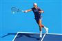 tennisspiller returnerer bolden