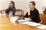 statsminister Mette Frederiksen bag et skrivebord
