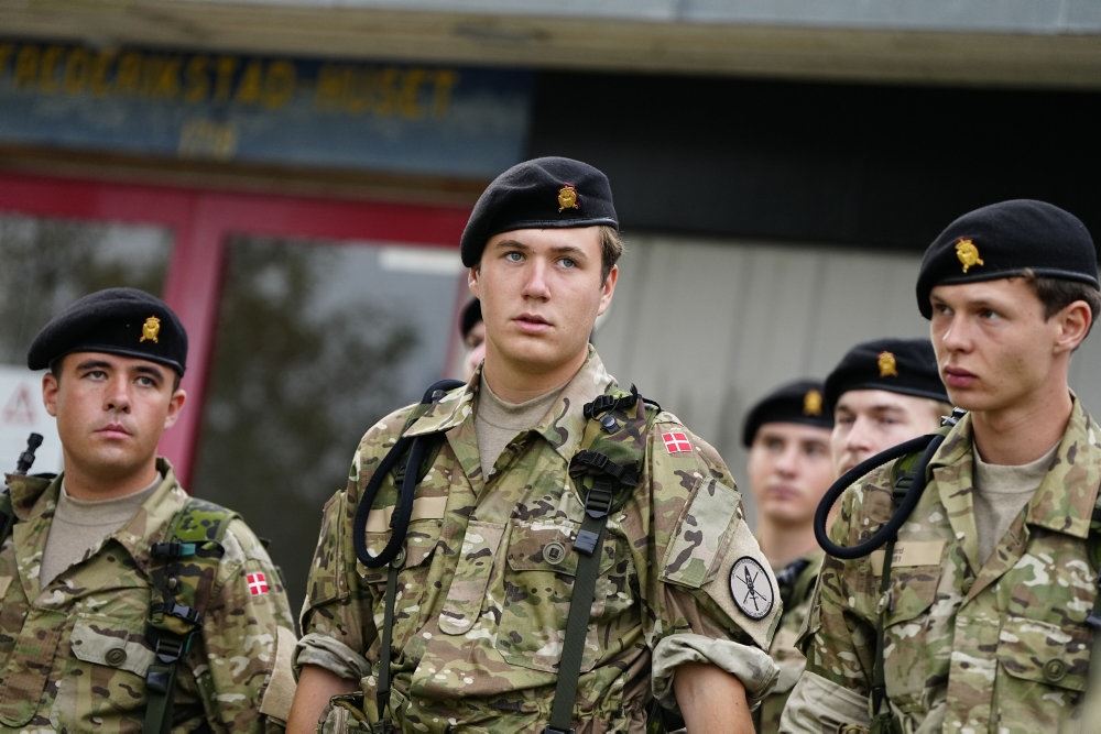 Ung mand i uniform