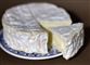 En rund camembert ligger på en tallerken
