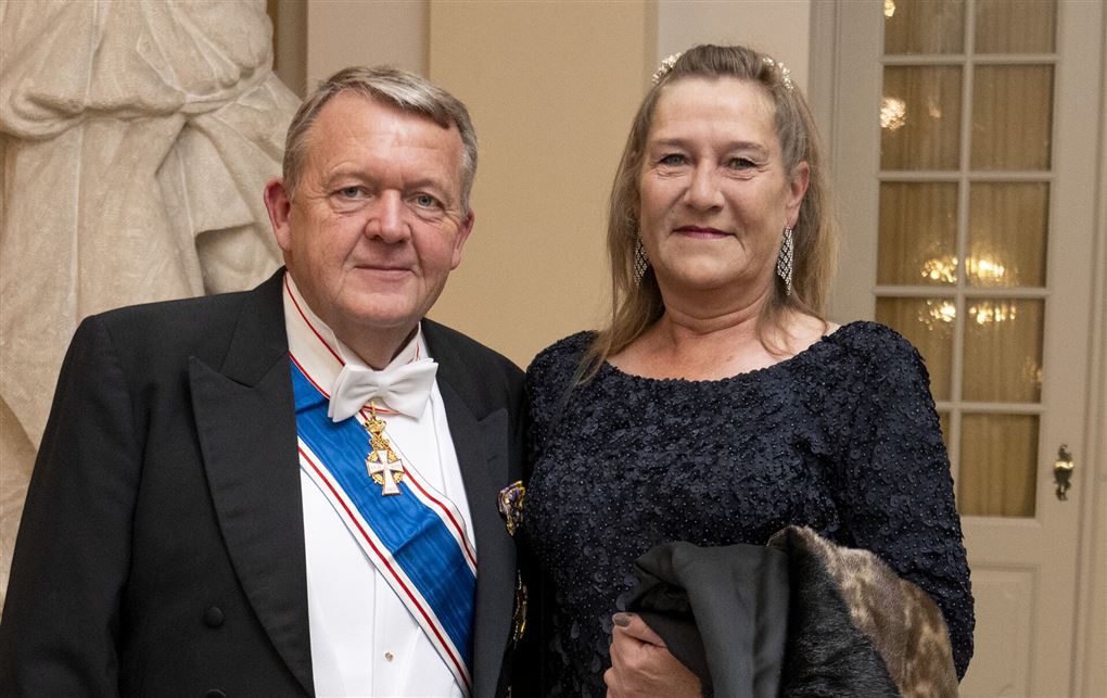 et ægtepar smiler til fotografen