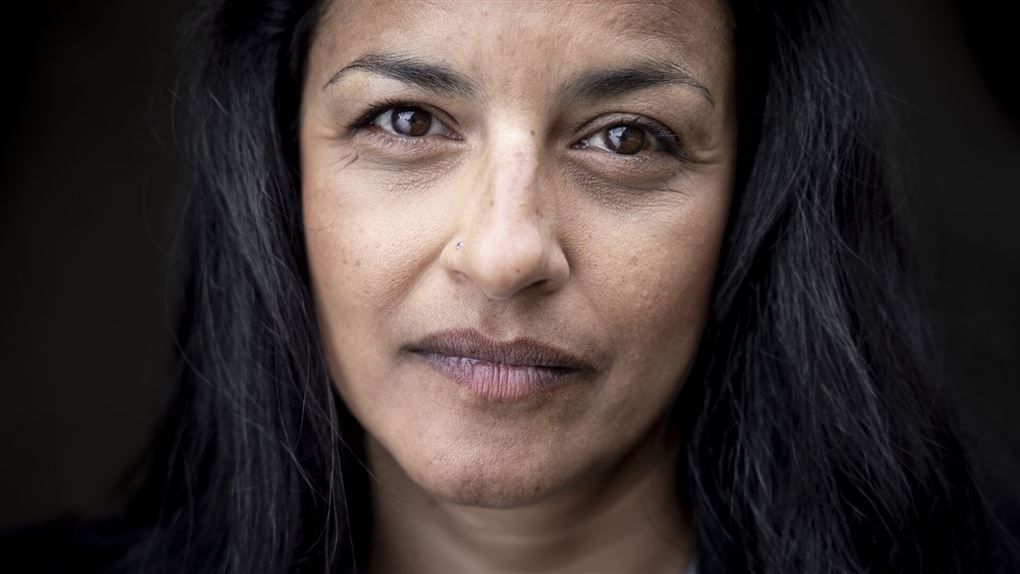 en kvinde kigger ind i kameraet