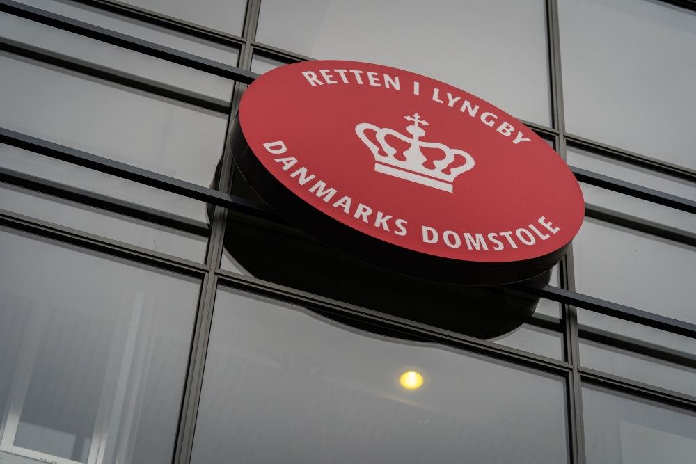 et skilt ved retten