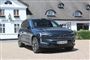 en stor SUV foran en kro
