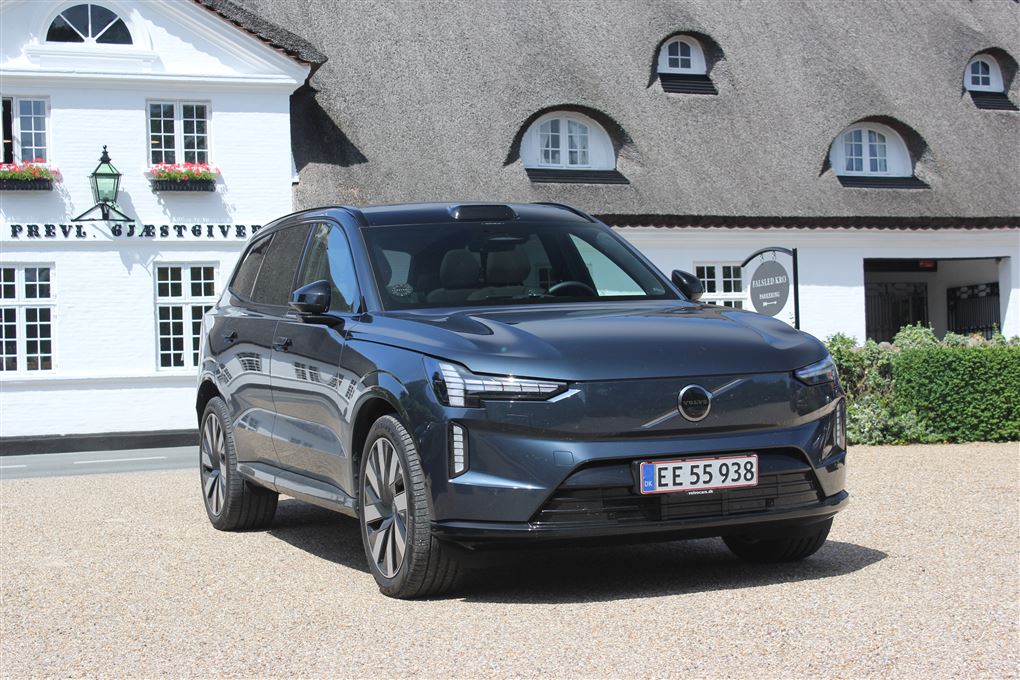 en stor SUV foran en kro