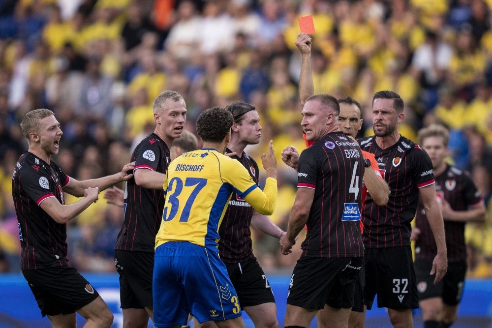 fodboildspillere jubler efter sejr