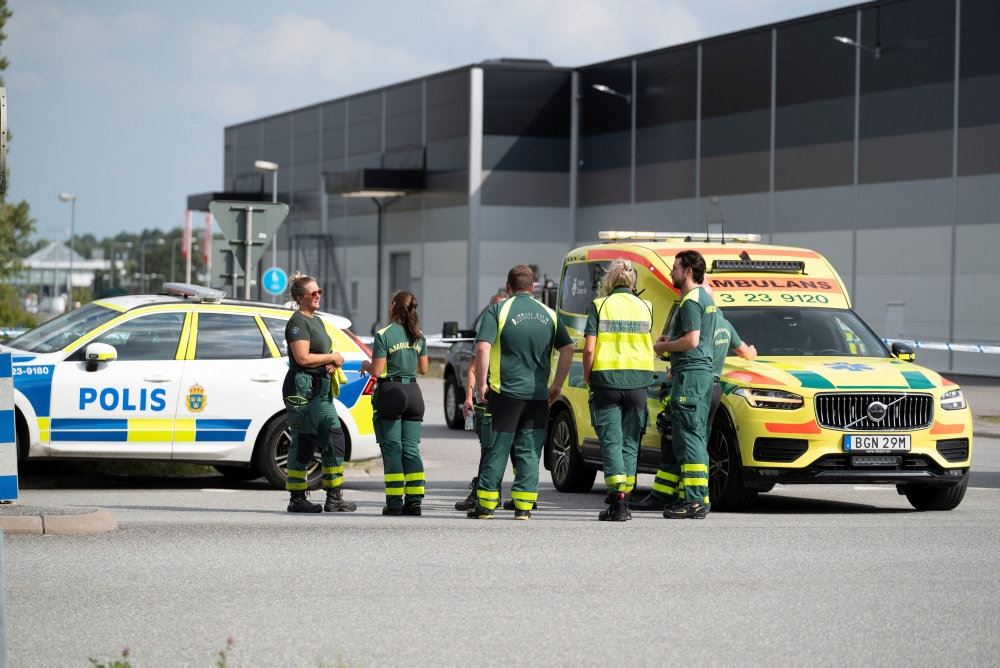 udrykningskøretøjer foran bygning