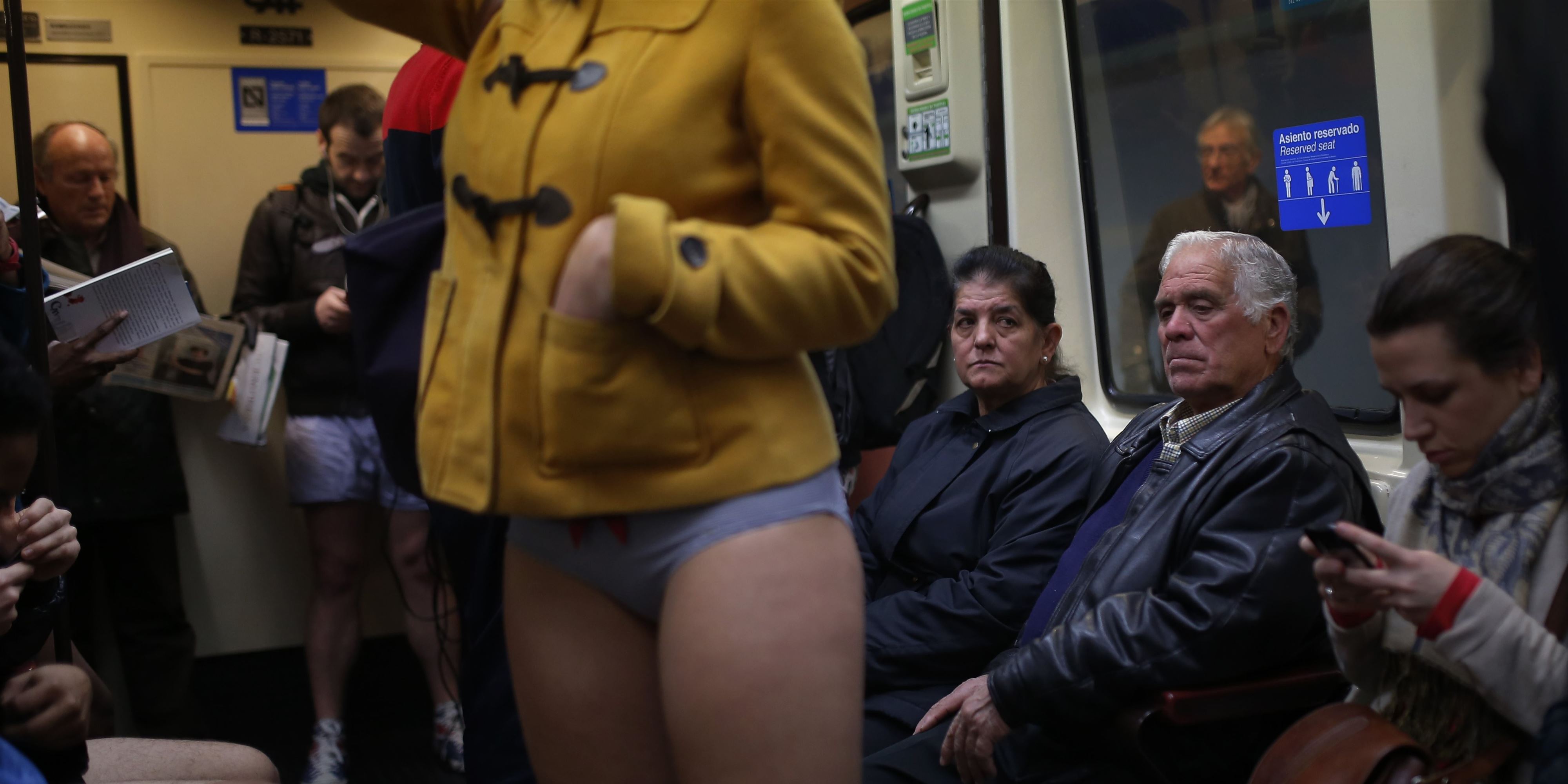 Мужчина без штанов. В метро без штанов. Эксгибиционисты мужчины. Женщина эксгибиционист. Женщины без штанов в метро.