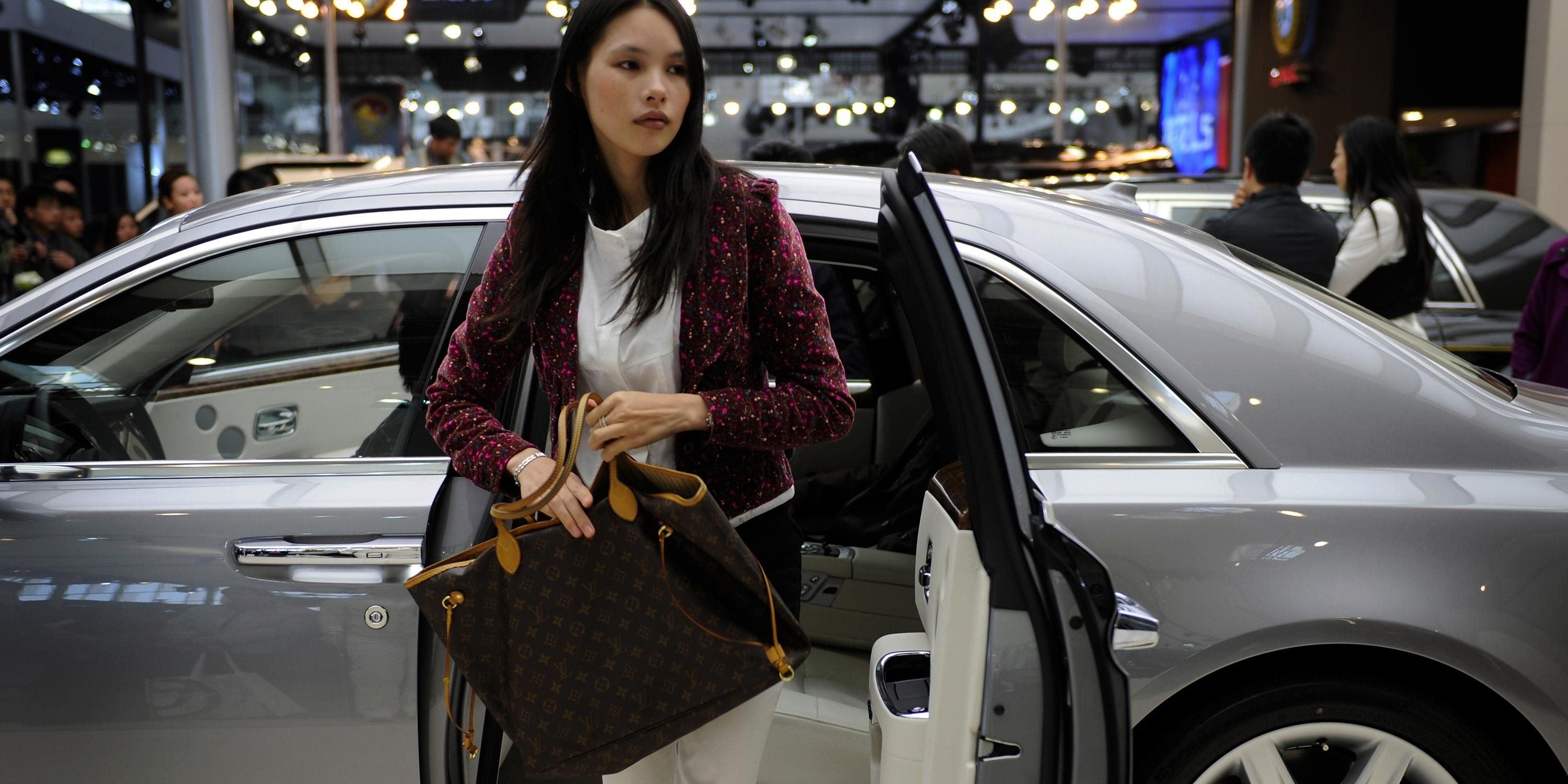 Китай богатые женщины. Национальный костюм китая. Самая богатая женщина китая. Женщины в правительстве китая. Богатые китайские женщины.